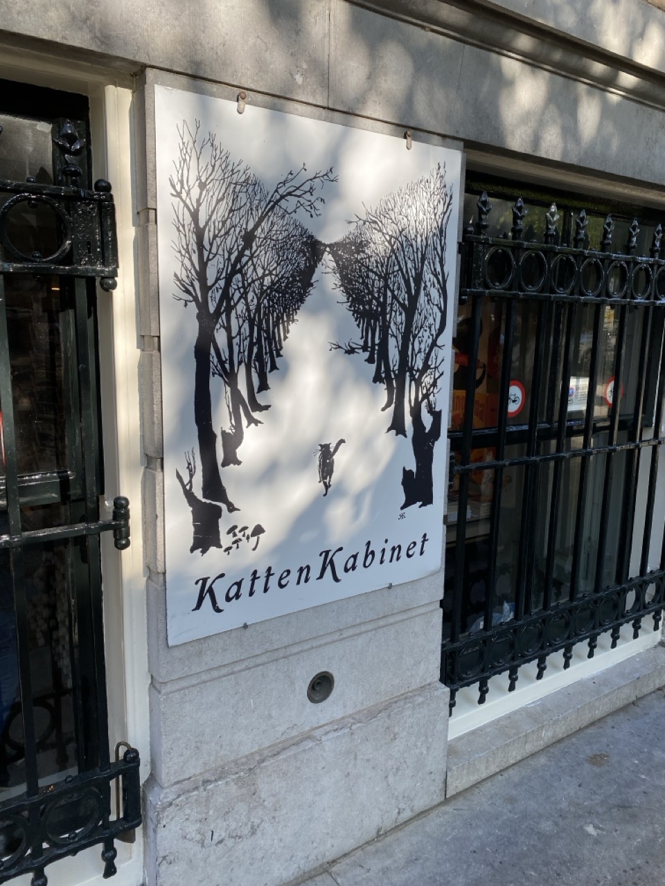 The sign outside, it says KattenKabinet